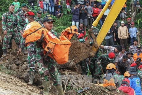 印度尼西亚爪哇发生泥石流造成20人死亡和失踪