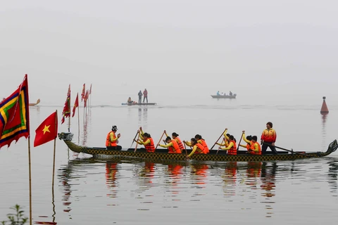 首次河内传统龙舟赛热闹举行 400名运动员参赛