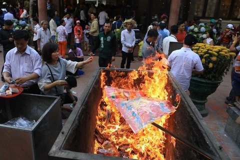 建议取消在佛教祭拜地烧纸钱和纸扎祭品的习俗