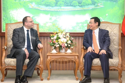 王廷惠副总理：希望保诚继续投资越南政府债券