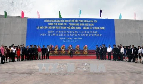 越南芒街—中国东兴互市便民临时浮桥建成试通车