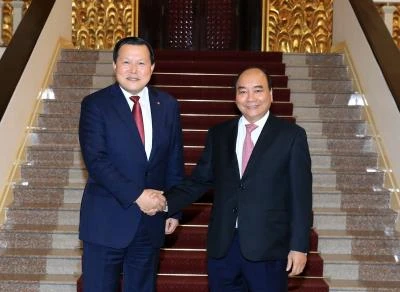 越南政府总理阮春福会见乐天集团副总裁黄珏圭。（图片来源：越通社）