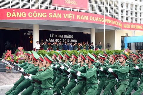 英国国防部向越南两所军事学院赠送英语教材