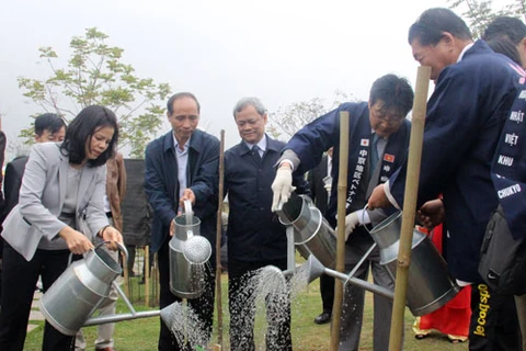 北宁省举行樱花园捐赠暨植树仪式