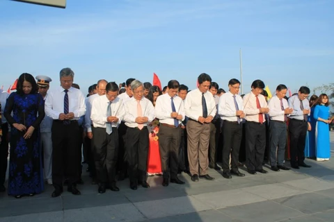 庆和省代表团向鬼鹿角礁64位英烈敬香