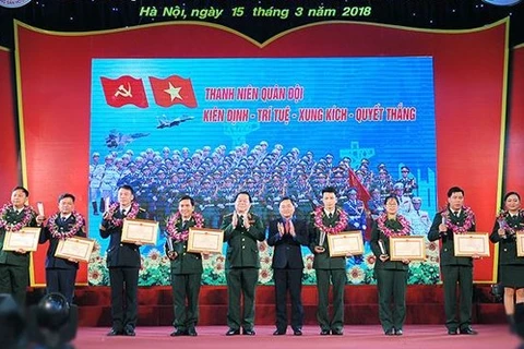 2017年越南全军模范青年表彰大会在河内举行