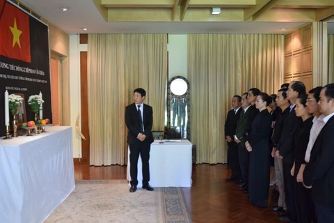 越南驻泰国和印尼大使馆为原政府总理潘文凯举行吊唁仪式