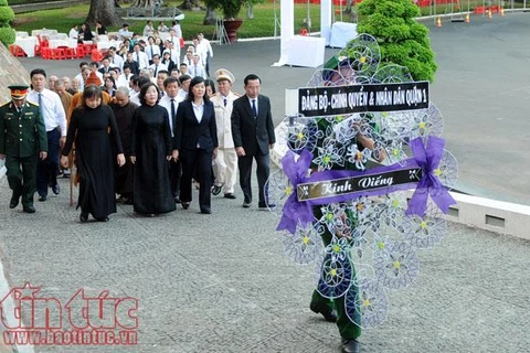 390多支代表团和人民群众前来吊唁原政府总理潘文凯