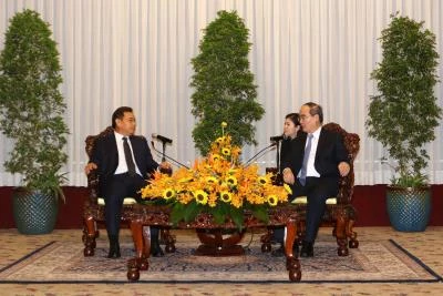 胡志明市市委书记阮善仁会见老挝建国阵线中央主席赛宋蓬·丰威汉。（图片来源：越通社）