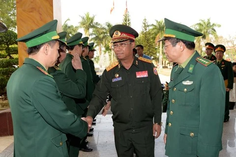 老挝人民军总参谋长故地重游越南母校