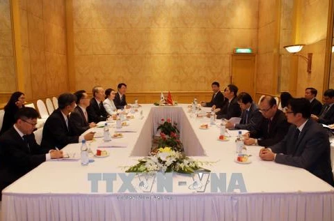 越南工贸部部长与韩国贸易、工业和能源部部长举行会谈