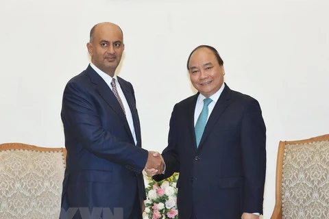 越南政府总理阮春福会见阿曼商业与工业大臣阿里·苏奈迪