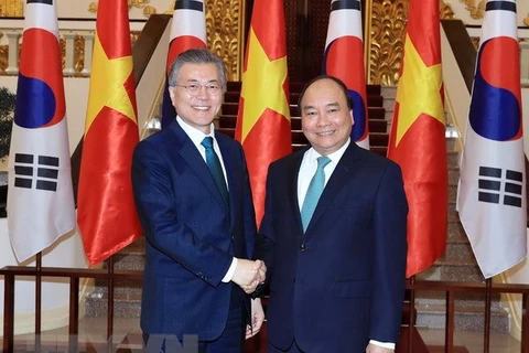 越南政府总理阮春福会见韩国总统文在寅
