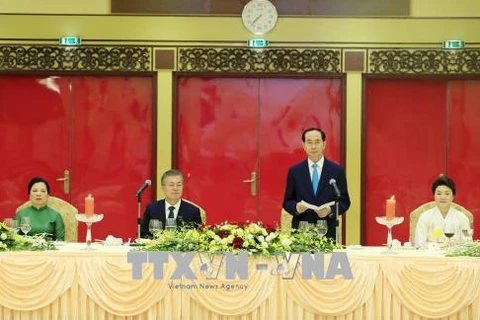 越南国家主席陈大光举行盛大国宴 欢迎韩国总统文在寅到访