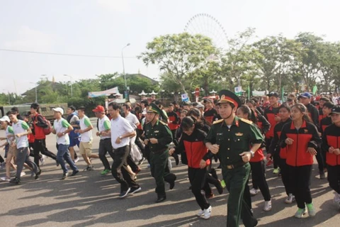 岘港市“2018年全民健身奥跑日”活动吸引4000人参加