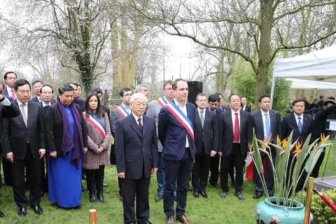 越共中央总书记和越南高级代表团开始对法国进行正式访问