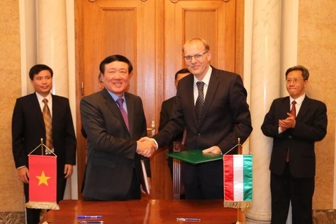 越南最高人民法院院长阮和平对匈牙利进行工作访问