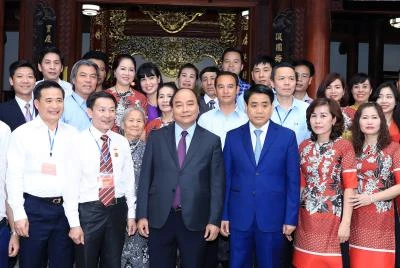 越南政府总理阮春福走访钵场手工艺村。（图片来源：越通社）