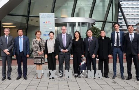 国会主席阮氏金银参观访问荷兰机场咨询公司