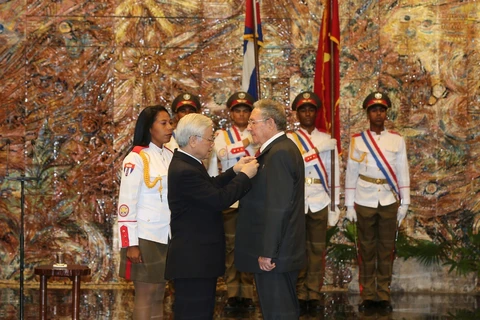 阮富仲总书记向古巴共产党中央委员会第一书记授予金星勋章