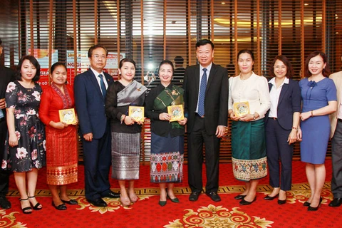 老挝建国阵线中央委员会代表团对广宁省进行访问