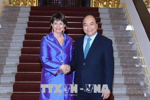 政府总理阮春福会见瑞士环境、交通、能源和电信部部长