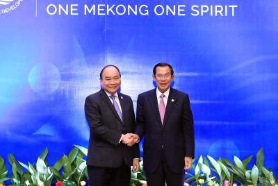 政府总理阮春福与柬埔寨首相举行双边会晤。（图片来源：越通社）