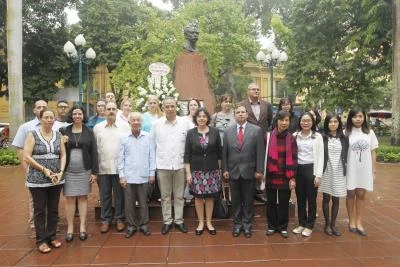 古巴人民友好协会代表团向古巴民族英雄何塞·马蒂塑像敬献鲜花。(图片来源：越通社）