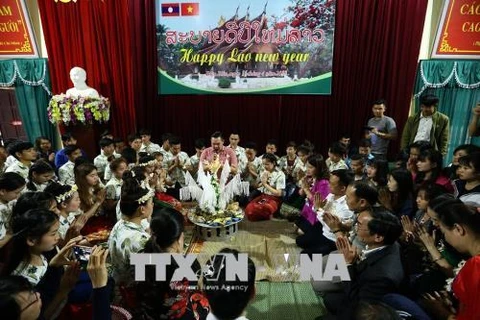 奠边省老挝留学生欢度老挝传统新年