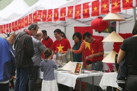  越南驻阿根廷大使馆参加国际慈善义卖活动