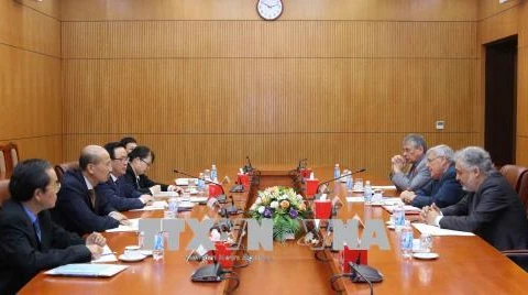 越共中央经济部部长阮文平会见能源领域的国际专家代表团