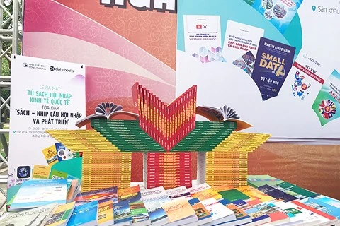 越南图书日：共有60多种书籍的 “融入世界经济书柜”正式亮相