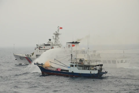 越中海警举行北部湾共同渔区海上搜救演练活动