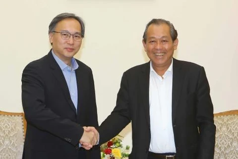越南政府常务副总理张和平会见新加坡内政部常务副部长