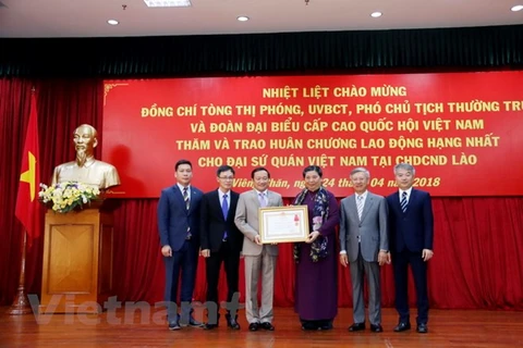 越南驻老挝大使馆荣获一级劳动勋章