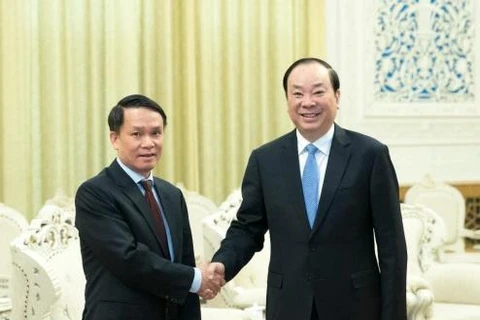 中共中央政治局委员，中宣部部长黄坤明在北京会见了越通社社长阮德利。（图片来源：越通社）