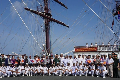 越南人民海军黎贵惇286号风帆训练舰对柬埔寨进行访问