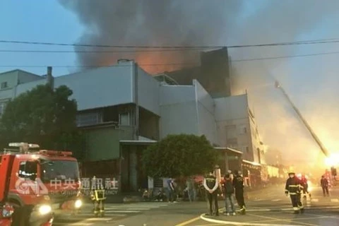 台湾桃园一工厂发生大火 尚无越南工人伤亡报告
