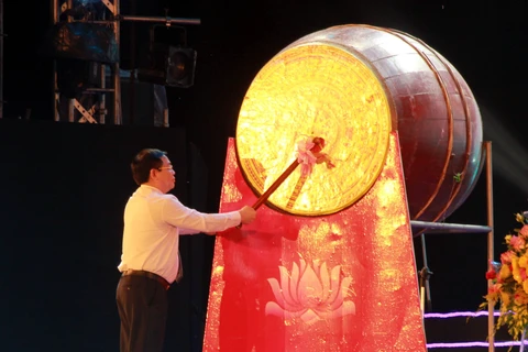 2018年越南乂安省炉门旅游节开幕 王廷惠出席并击鼓