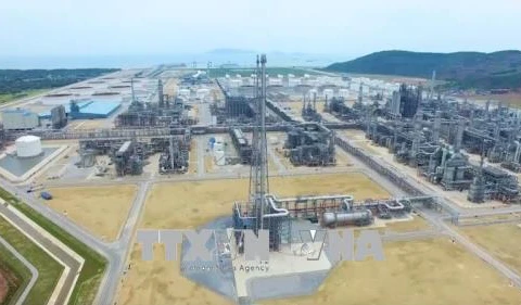 宜山炼油厂首批成品油出厂