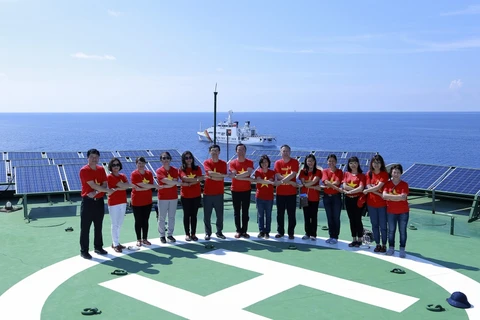 旅居世界24个国家的越侨走访慰问长沙群岛和DK1海上高脚屋军民