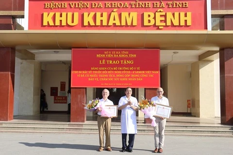 来自法国的四名医生荣获越南卫生部部长授予的奖状