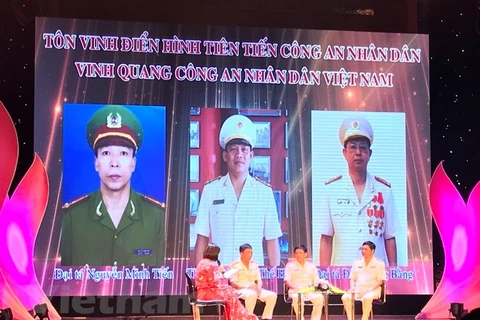 越南人民公安先进模范表彰大会在河内举行