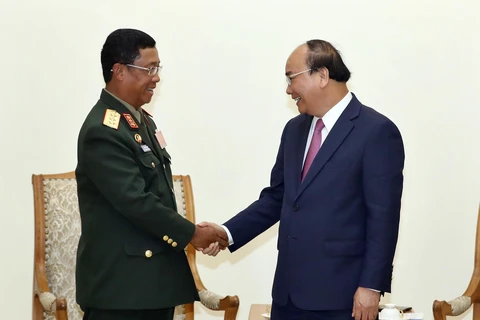 越南政府总理阮春福会见老挝人民军总参谋长