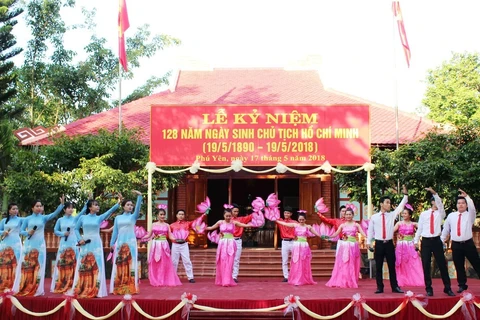 越南全国各地举行纪念胡志明主席诞辰128周年活动
