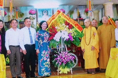 越共中央民运部部长张氏梅走访慰问越南佛教教会证明理事会法主