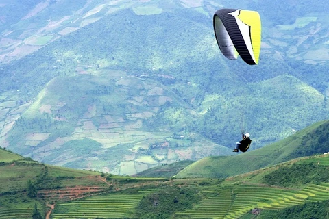“在放水梯田上飞翔” 滑翔伞比赛在安沛省举行