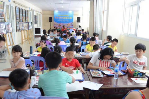 六一国际儿童节：国际儿童参加“我爱河内”画画比赛