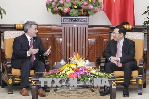 越南政府副总理兼外长范平明会见美国参议员代表团