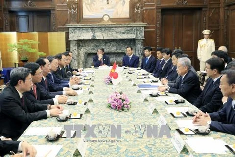 越南国家主席陈大光会见日本参议院议长